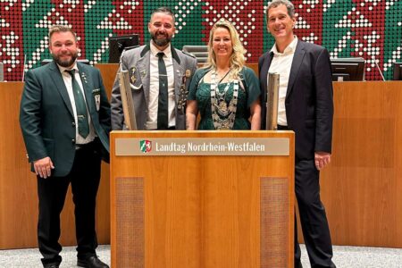 Feierlicher Zapfenstreich im Landtag: Jens Kamieth MdL begrüßt Schützinnen und Schützen aus dem Siegerland